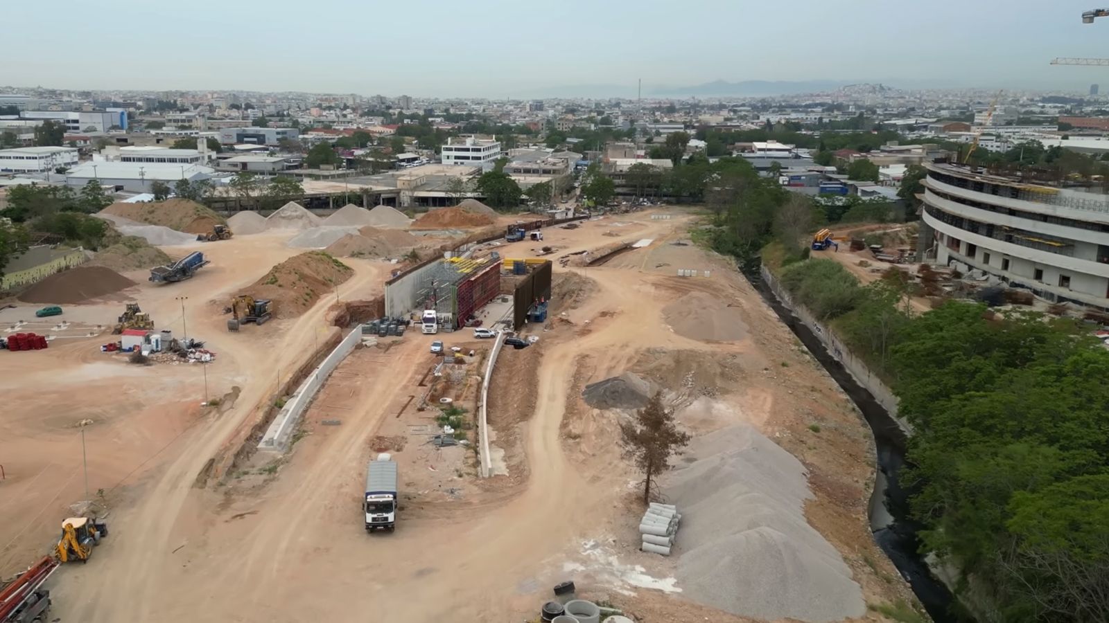 Η νέα λεωφόρος, μήκους 1,3 χιλιομέτρων και δύο λωρίδων ανά κατεύθυνση, αναμένεται να αποτελέσει το βασικό συνδετικό άξονα ανάμεσα στη Λεωφόρο Αθηνών κ